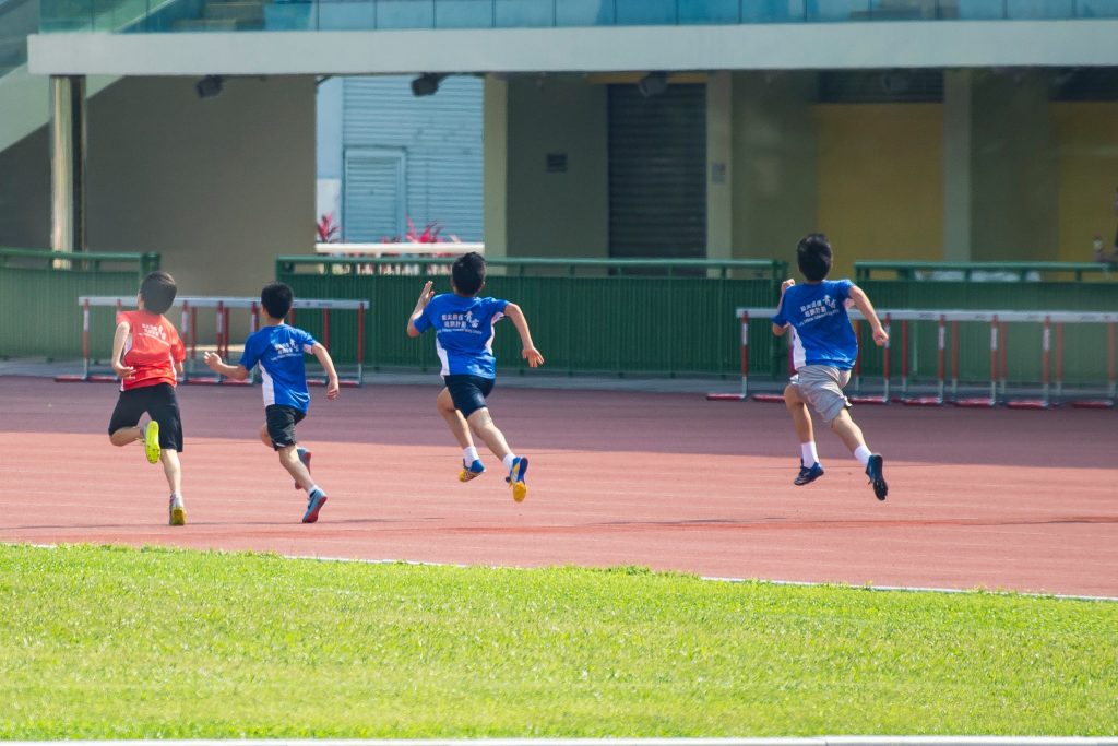children racing
