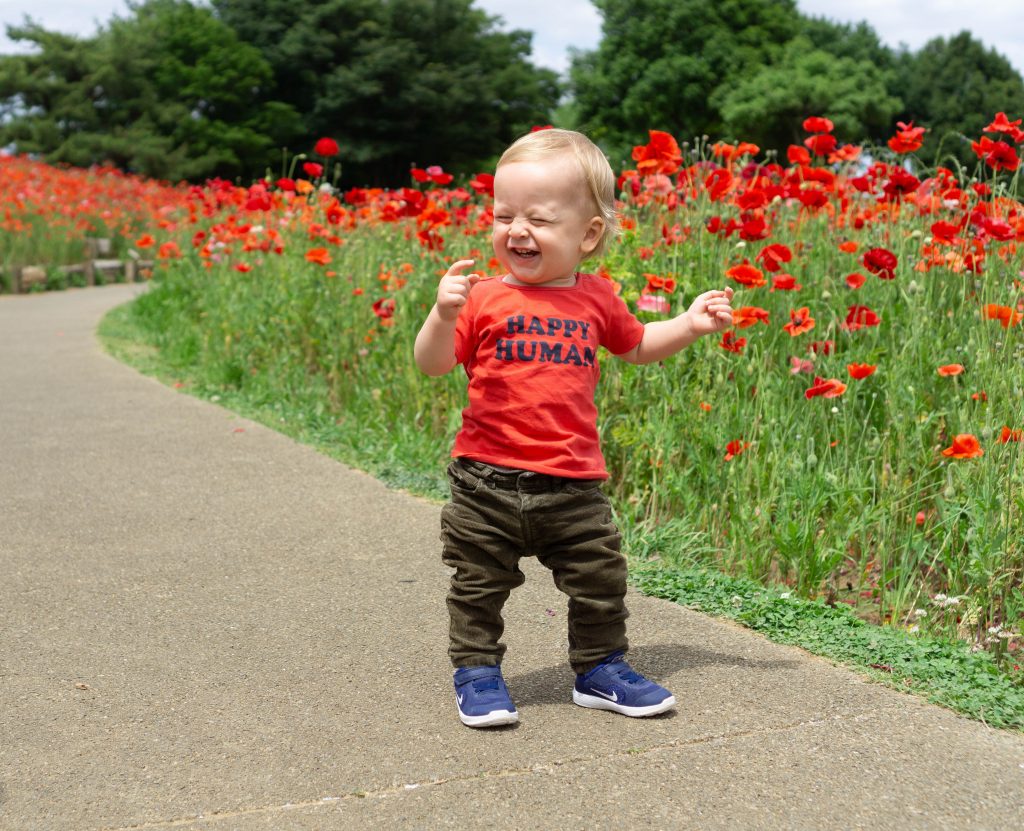 happy baby walking, help your toddler develop confidence