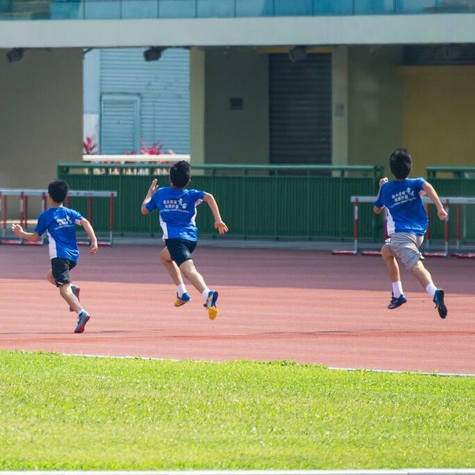 children racing